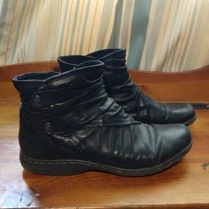 Cobb Hill Black ankle booties size 8.5